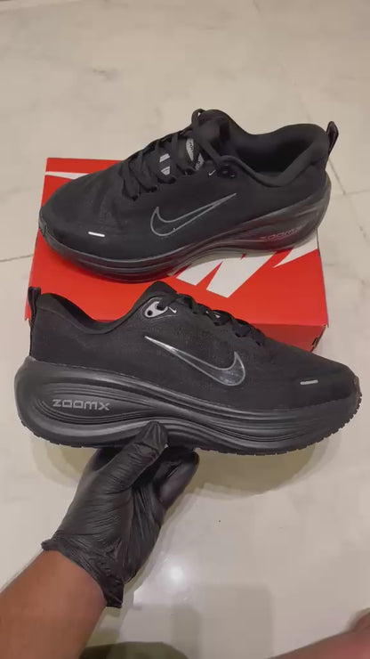 Nike Vomero Plus in "Black/Metallic"