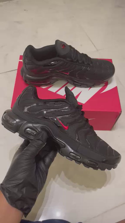 Nike Air Max Plus "Black University Red"